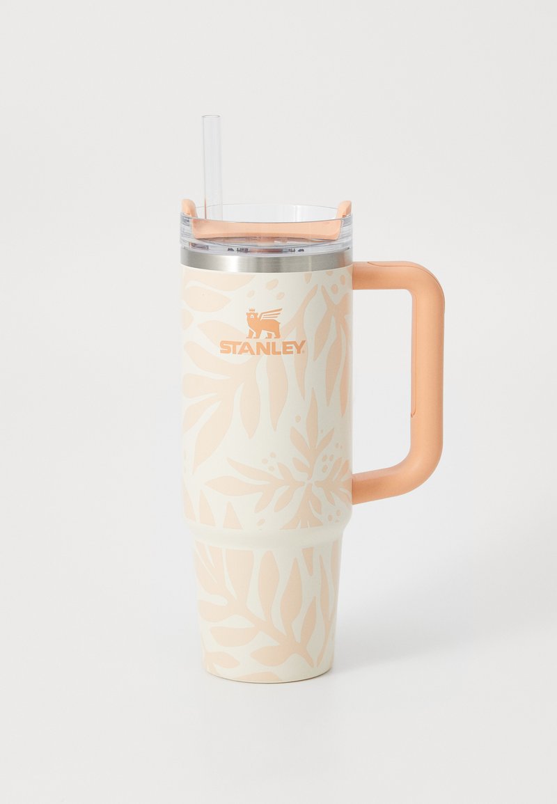 Copo térmico de aço inoxidável com padrão floral em rosa claro e creme, pega laranja, tampa transparente e palhinha; apresenta o logótipo da marca.