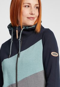 Oxmo OXAGGI - Športna jopa s kapuco na zadrgo - insignia blue