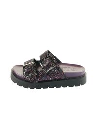 Sandalie negre strălucitoare cu două catarame metalice ajustabile, talpă interioară purpurie și o talpă groasă din cauciuc negru cu un profil modelat.