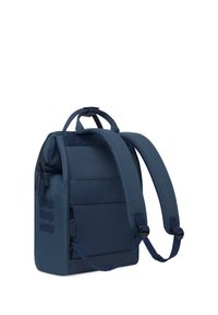 Marineblaue Stoff-Rucksack mit gepolsterten Schultergurten, einer vorderen Reißverschlusstasche und horizontalen Webbing-Akzenten an der Seite. Kompakte rechteckige Form.