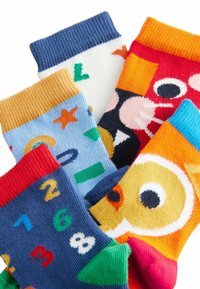 Bunt gemusterte Kindersocken mit Motiven von Zahlen, Formen und Tieren. Aus Strickstoff mit gerippten Bündchen gefertigt.