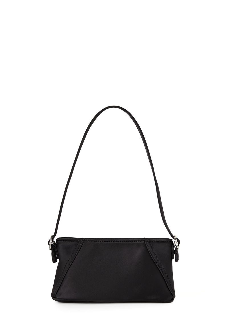 Malá černá kabelka s jedním ramenním popruhem a minimálními švy na bílém pozadí.