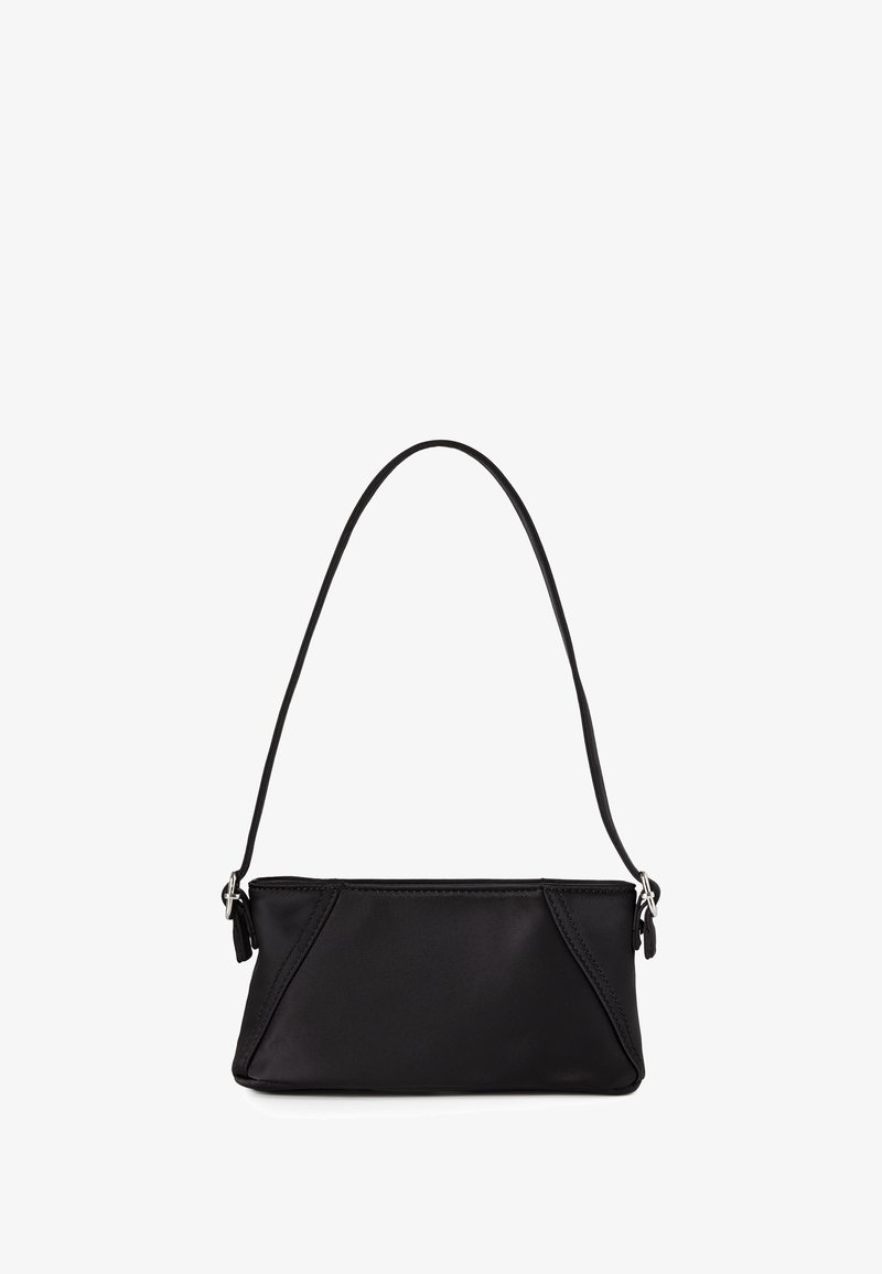 Malá černá kabelka s jedním ramenním popruhem a minimálními švy na bílém pozadí.