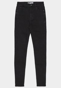 Jeans ajustados de mezclilla negra con cintura alta, cinco bolsillos, deslavado sutil y trabillas para cinturón. Presenta un cierre frontal con botón y cremallera.