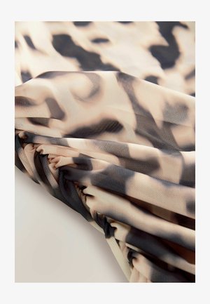 Looma print kangas, mis sisaldab pehmet ja läbipaistvat materjali beeži, musta ja pruuni tooni ning kaupa detailidega ääres.