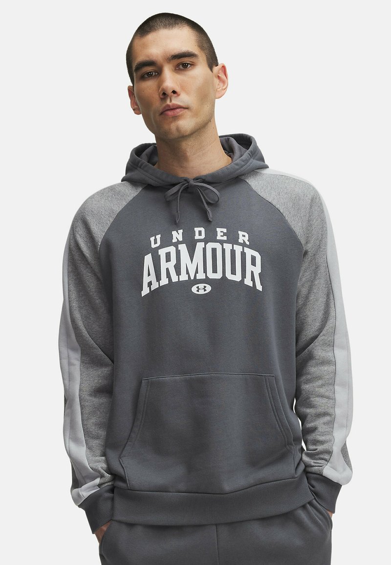 Grå hættetrøje med kangaroo-lomme, prydet med et hvidt "Under Armour" logo og lysegrå ærmer med kontrast. Fremstillet af blødt, struktureret stof.