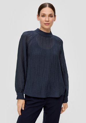 Navyblaue Bluse mit langen Ärmeln, hohem Kragen, strukturierten Falten und lockerer Passform. Weiches, transparentes Material mit leichtem Glanz.