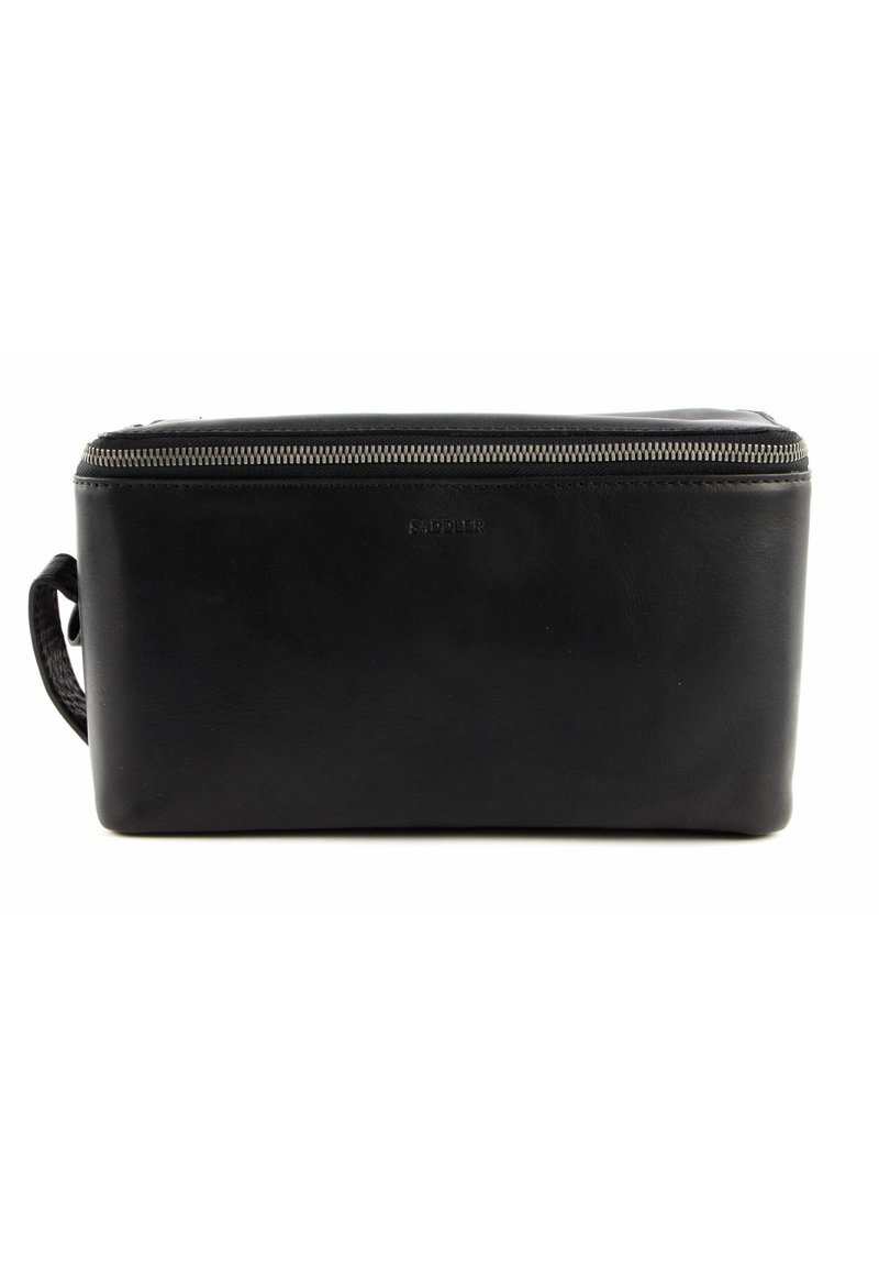 Svart lærpose med en glatt tekstur, rektangulær form, toppglidelås og sideløkke. Har logo preget på forsiden.