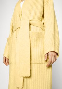 EDITED YULE CARDIGAN - Casaco de malha - rattan yellow