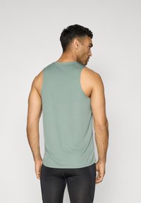 Nike Performance MILER TANK - Débardeur - clay green/reflective silver-coloured