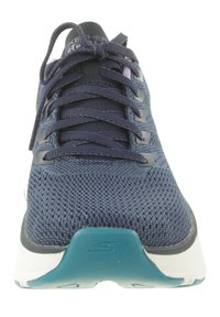 Marineblaue Sportschuhe mit mesh-Obermaterial, Schnürverschluss, gepolsterter Zunge und türkisfarbenem Akzent an der Sohle. Verfügt über eine strukturierte Oberfläche und eine Gummisohle.