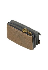 Tan stoffen portemonnee met een reliëf bloemenpatroon, blauwe rits en bronzen hardware. Beschikt over een compacte rechthoekige vorm.