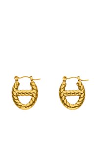 Små øreringe i guld med snoet reb-stil, horisontal stangdetalje og hængslet lås på hvid baggrund.