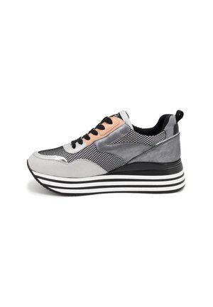 Sneaker grigia e nera con una tomaia in materiali misti, dettagli in mesh e suede, una suola spessa a righe e lacci neri.