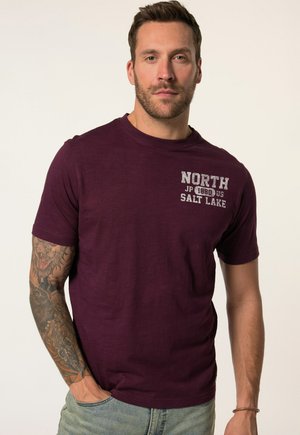 Burgunder kortærmet t-shirt med rund hals, der har hvidt trykt tekst, der står "NORTH JP 1880 US SALT LAKE." Glat tekstur.
