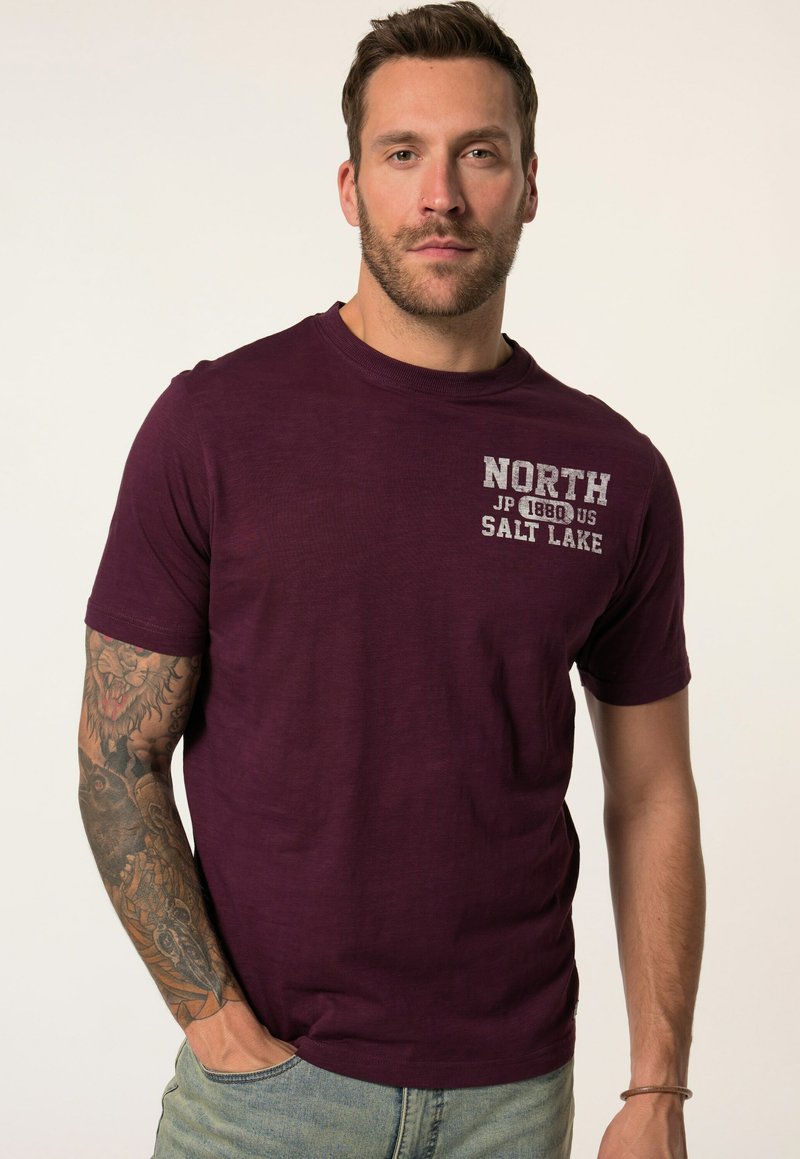 Burgundy kortärmad t-shirt med rund hals, med vit tryckt text som säger "NORTH JP 1880 US SALT LAKE." Slät textur.