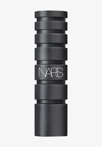 Tube de rouge à lèvres noir avec un design cylindrique empilé. Texture mate lisse avec des sections en retrait et un label de logo blanc bien visible.