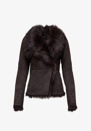Brun ruskindsjakke med faux fur krave og manchetter, asymmetrisk lynlåslukning og to lynlåslommer i siden. Blød tekstur og rig farve.