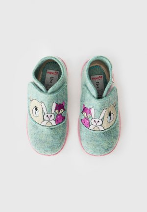 Chinelos de feltro verde com animais bordados: um urso, um coelho e uma raposa. Detalhes em rosa na sola e à volta da abertura. Design de colocar.