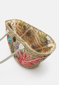 Vævet stråtaske med farverige hæklet detaljer og foer i satin med mønster af muslinger og kæder, inklusive to skulderremme.