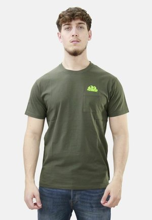 T-shirt in cotone verde oliva con scollatura rotonda e maniche corte. Presenta una tasca sul petto con un design grafico verde brillante.