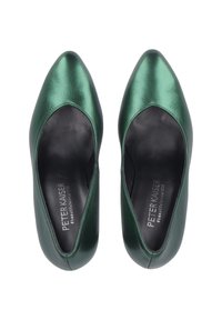 Zapatos de tacón puntiagudos de cuero verde con un acabado brillante, que presentan una textura suave y un diseño minimalista. El interior muestra un forro negro.