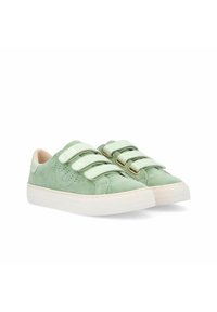 Baskets en daim vert avec trois larges bandes Velcro, un accent texturé sur la bande et une semelle en caoutchouc blanc, présentant des détails perforés.