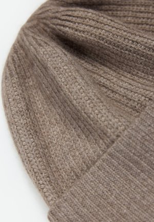 Weiche, gerippte Strickmütze aus hellbrauner Wolle mit umgeschlagenem Bündchen, in Nahaufnahme mit Detailansicht der Textur.