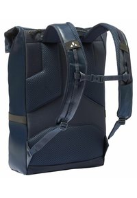 Un sac à dos bleu foncé au design épuré, doté de panneaux en maille, de sangles rembourrées, d'une boucle de poitrine réglable et d'une fermeture enroulable pour un accès facile.