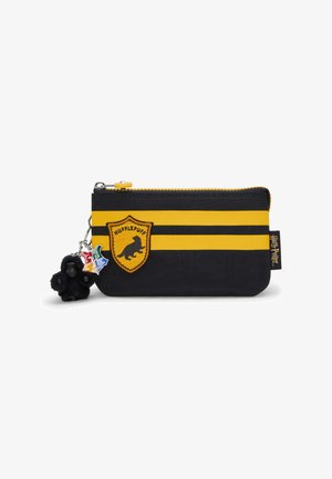 Billetera con cremallera en negro y amarillo que presenta un diseño a rayas, el emblema de Hufflepuff y un charm de una pequeña figura negra. Tejido texturizado.