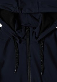 Veste à capuche bleu marine foncé avec cordons noirs et fermeture éclair centrale, montrant en détail la partie supérieure de la poitrine et la capuche.