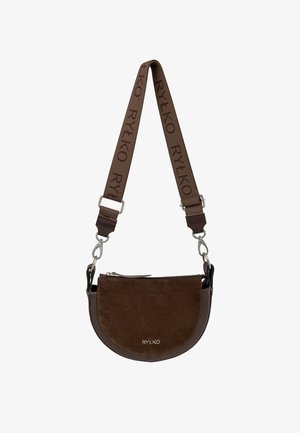 Bolso semi-luna de ante marrón con ribete de cuero marrón, que cuenta con un cierre de cremallera, herrajes plateados y una correa ajustable con logo.