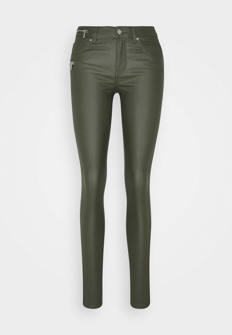 Leggings en similicuir vert olive à coupe ajustée, avec des fermetures éclair sur les poches avant et une texture lisse et brillante.