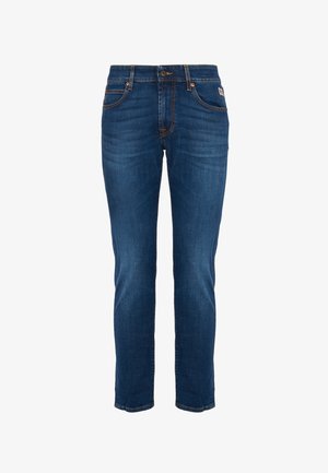 Jeans in denim blu con cinque tasche, chiusura con bottone e cuciture arancioni visibili, mostrati su uno sfondo bianco.