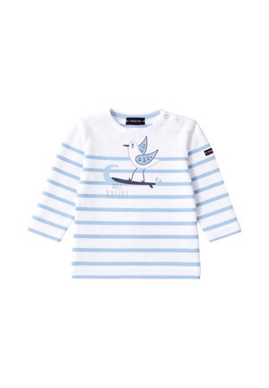 T-shirt bébé blanc à manches longues avec des rayures horizontales bleu clair et un graphique d’oiseau bleu posé sur une branche sur la poitrine.