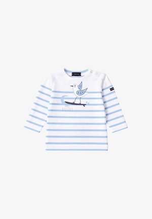 T-shirt bébé blanc à manches longues avec des rayures horizontales bleu clair et un graphique d’oiseau bleu posé sur une branche sur la poitrine.