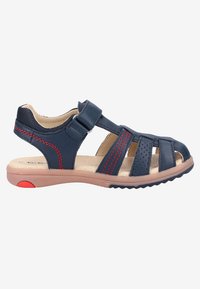 Marinblå sandal med perforerat läder, justerbar rem och gummisula med röda accenter. Öppen tådesign för god ventilation.