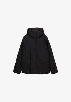 Veste noire à capuche avec une coupe décontractée, présentant une texture lisse, deux poches latérales et des détails de couture minimaux. Matériau imperméable.