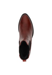 Bottines en cuir marron avec une forme épurée, des panneaux latéraux élastiques et une languette. Texture lisse et semelle en caoutchouc noir.