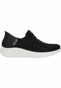 Zapatilla deportiva negra con una parte superior de malla transpirable, contrafuerte texturizado y suela blanca flexible. Cuenta con cordones y un diseño curvado y ergonómico.