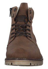 Bota de cuero marrón con un acabado texturizado, que cuenta con cordones en la parte delantera, cremallera lateral y suela de goma con tacos para mayor tracción.