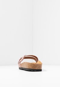 Hnědé korkové platformové sandály s růžovými koženými popruhy a stříbrnou přezkou. Texturovaná stélka, kulatá špička a silná černá gumová podrážka.