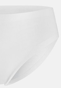 Weiße Baumwollunterhose mit glatter Textur, nahtlosen Kanten und niedrigem Schnitt. Minimalistischer Stil ohne sichtbare Muster oder Akzente.
