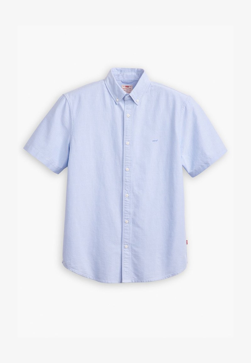 Chemise en coton à manches courtes de couleur bleu clair, avec un col pointu, une patte de boutonnage à l'avant et un petit logo sur la poitrine.