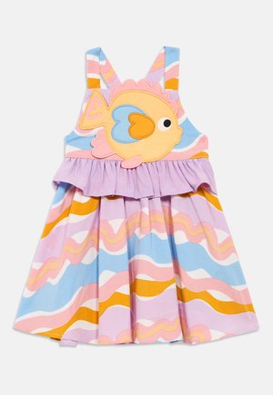 Robe sans manches colorée présentant une grande applique de poisson, des motifs ondulés multicolores en rose, bleu et jaune sur un tissu doux en coton.