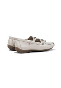 Mocasines de cuero beige claro con un acabado texturizado, que cuentan con detalles cosidos y una suela de goma con pequeños botones antideslizantes.