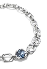 Collar de cadena de plata con eslabones entrelazados ovalados y hexagonales, con una piedra azul facetada central en un engaste texturizado.