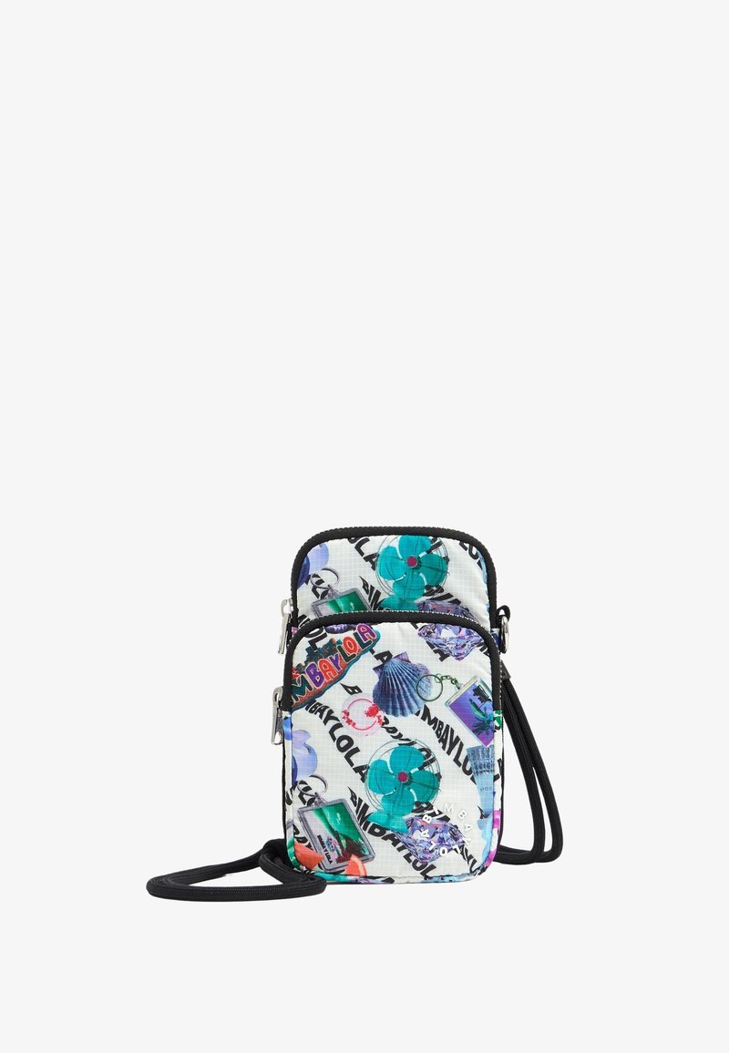 Prošívaná taška přes rameno na bílém pozadí, s barevnými vzory včetně mušlí a vějířů. Černý zip a nastavitelný popruh.