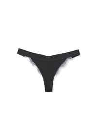 String noir en tissu doux avec une taille texturée. Présente une délicate dentelle le long des bords pour un détail supplémentaire.