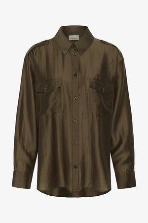 Camisa de manga larga verde oliva con botones, dos bolsillos delanteros con solapa y hombreras, hecha de una tela brillante.